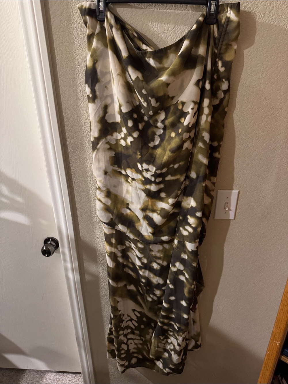 Pretty little thing abstract skirt with slits in both sides, rouging on back